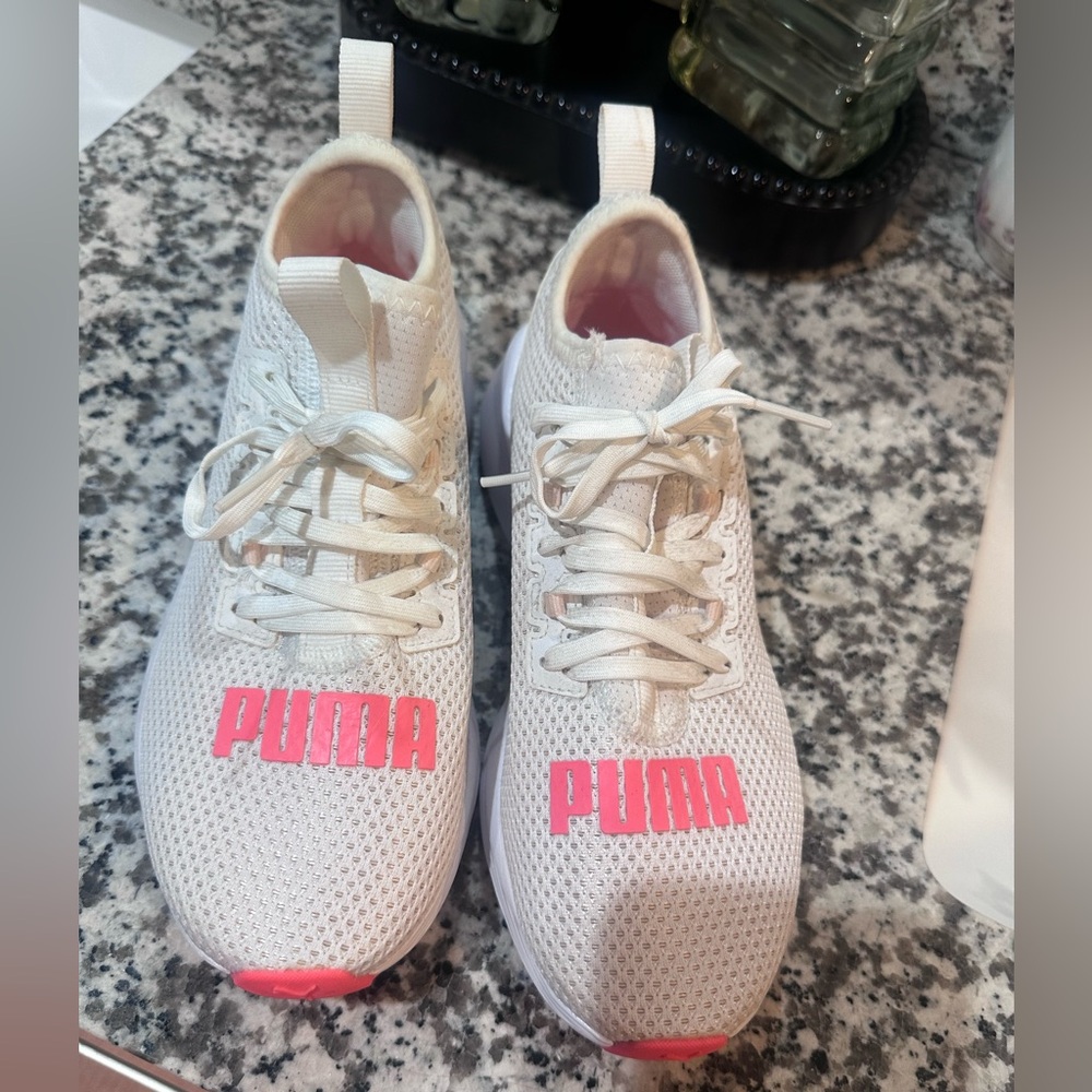 PUMA Women's White and Pink Sneakers Size 6